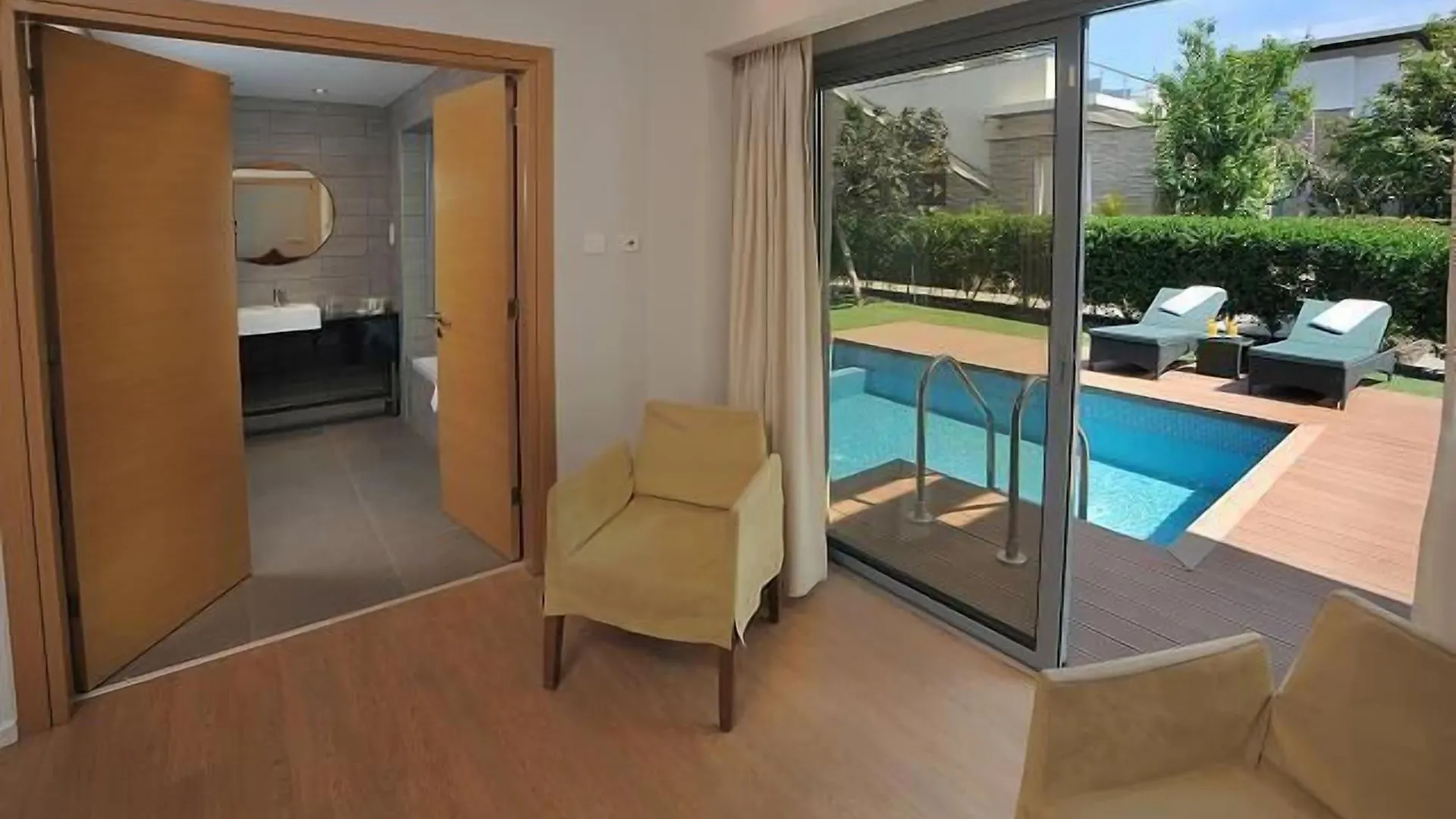 E-Hotel Larnaca Resort & Spa Perivolia 4*,